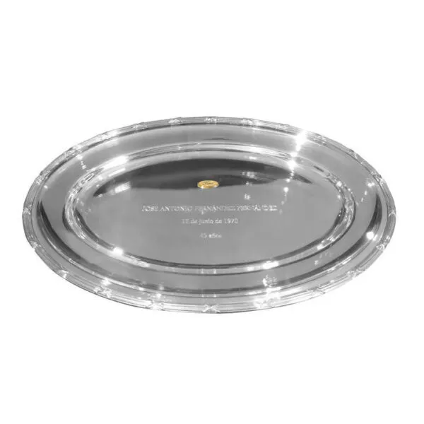 Bandeja de plata con grabado.